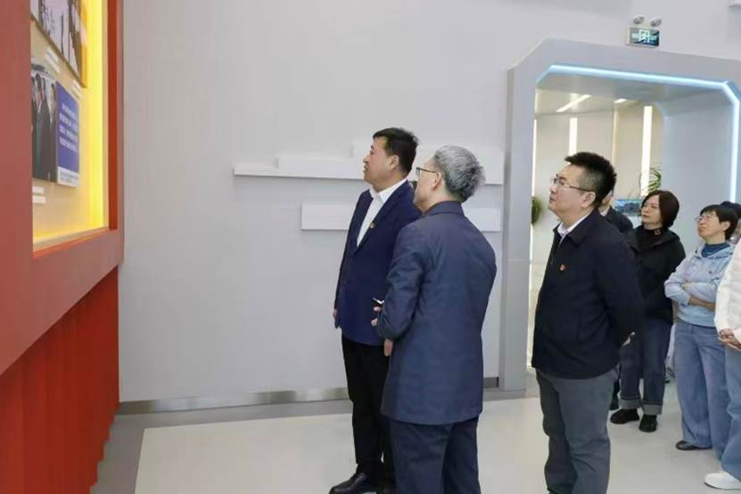 3月25组织全体党员赴王大珩故居及长