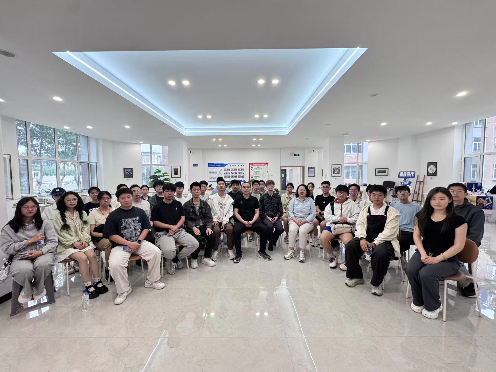 和平社区以“暖心桥”为主题