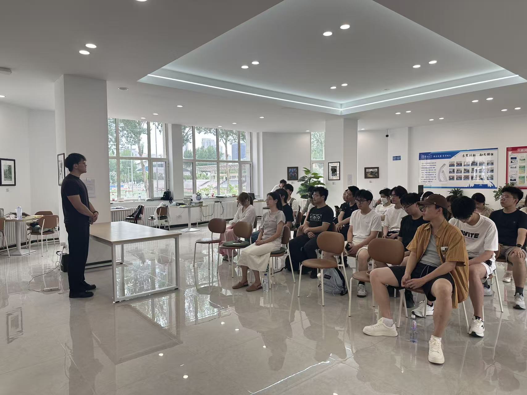 悉心为同学们答疑解惑